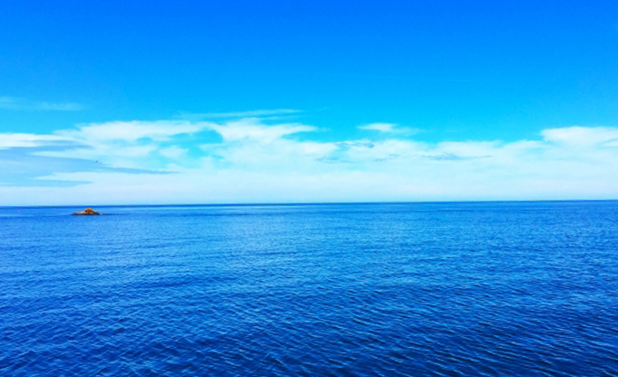 浦富海岸は透明度バツグン！あまりに透き通っていて、まるで空の上を歩いているような、爽快な気分です。